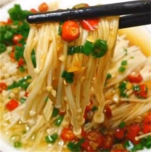 懶人必學的一道小涼菜,涼拌金針菇,酸辣爽口又開胃,做法超簡單
