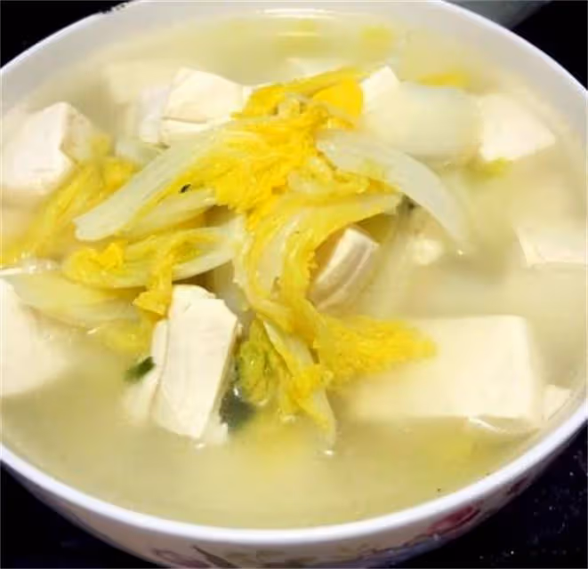白菜豆腐湯這樣做,湯色濃白,味道鮮美,天涼喝上一碗全身暖和