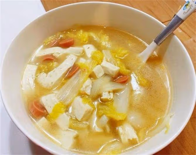 白菜豆腐湯這樣做,湯色濃白,味道鮮美,天涼喝上一碗全身暖和