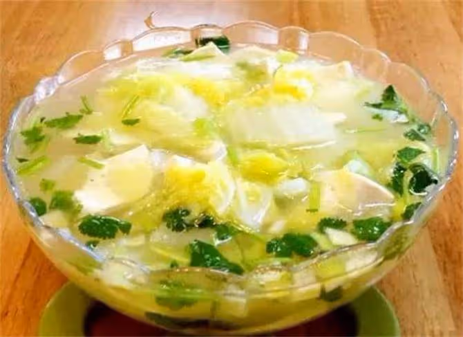 白菜豆腐湯這樣做,湯色濃白,味道鮮美,天涼喝上一碗全身暖和