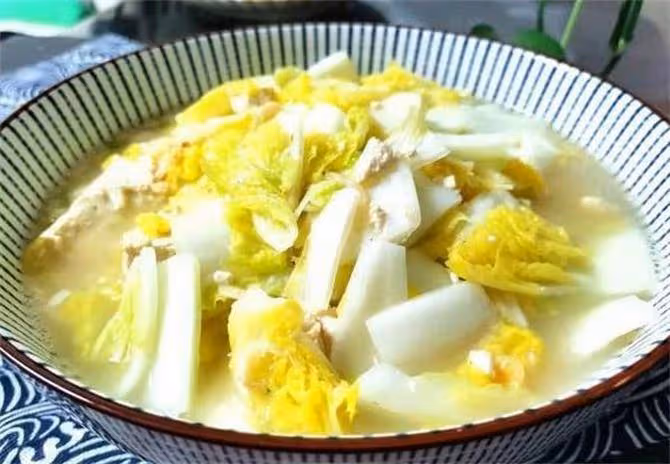 白菜豆腐湯這樣做,湯色濃白,味道鮮美,天涼喝上一碗全身暖和