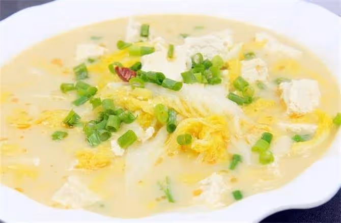 白菜豆腐湯這樣做,湯色濃白,味道鮮美,天涼喝上一碗全身暖和