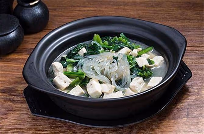 吃菠菜正當時,試試這樣做菠菜燉粉條,營養健康又美味