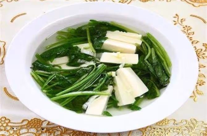 吃菠菜正當時,試試這樣做菠菜燉粉條,營養健康又美味
