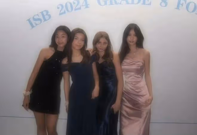 香港混血女神14歲女兒打扮成熟！高衩長裙，現身北京學校舞會