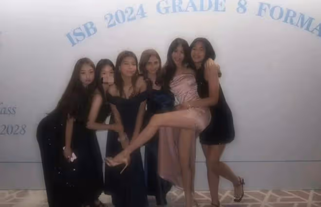 香港混血女神14歲女兒打扮成熟！高衩長裙，現身北京學校舞會