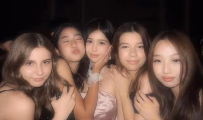 香港混血女神14歲女兒打扮成熟！高衩長裙，現身北京學校舞會