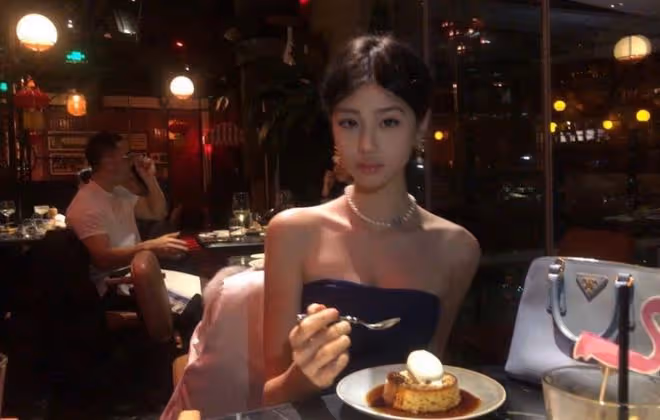 香港混血女神14歲女兒打扮成熟！高衩長裙，現身北京學校舞會