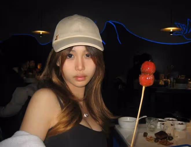 香港混血女神14歲女兒打扮成熟！高衩長裙，現身北京學校舞會