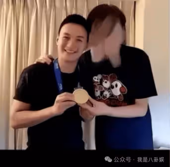 驚天噩耗！央視名嘴泰國意外墜樓，年輕生命畫下句點，疑雲密布引猜測