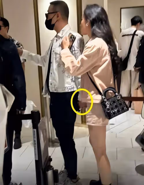 汪峰帶森林北牽手逛街，女方背5.5w包好豪橫，打扮少女生圖顯老！