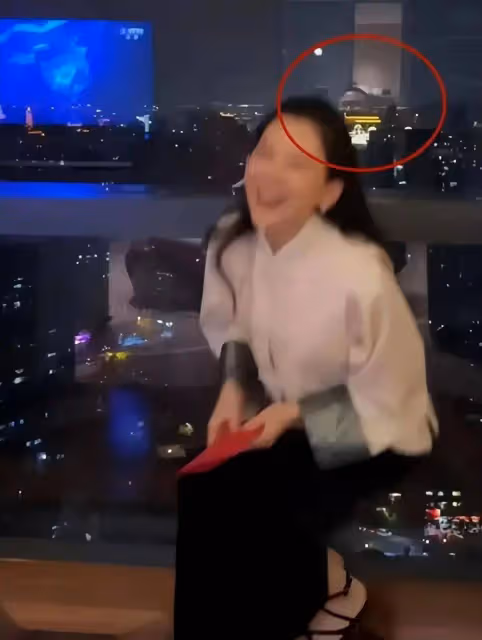 汪峰帶森林北牽手逛街，女方背5.5w包好豪橫，打扮少女生圖顯老！
