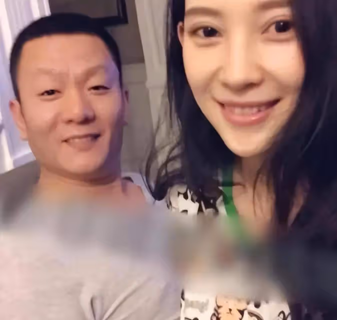 汪峰帶森林北牽手逛街，女方背5.5w包好豪橫，打扮少女生圖顯老！