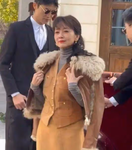 70歲趙雅芝拍戲被偶遇,生圖曝光!滿臉褶子沒有腳脖子,比例堪憂