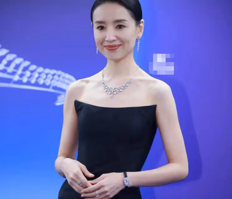 43歲董潔戴百萬珠寶亮相，身材幹癟臉帶苦相，與高圓圓同框差距大