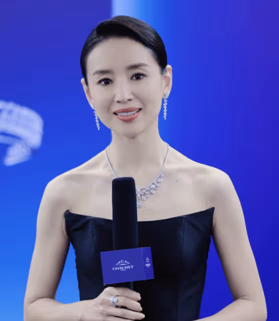 43歲董潔戴百萬珠寶亮相,身材幹癟臉帶苦相,與高圓圓同框差距大
