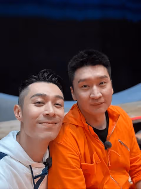 在內地爆火!香港知名帥氣型男北上發展開巡迴演唱會,家庭生活幸福