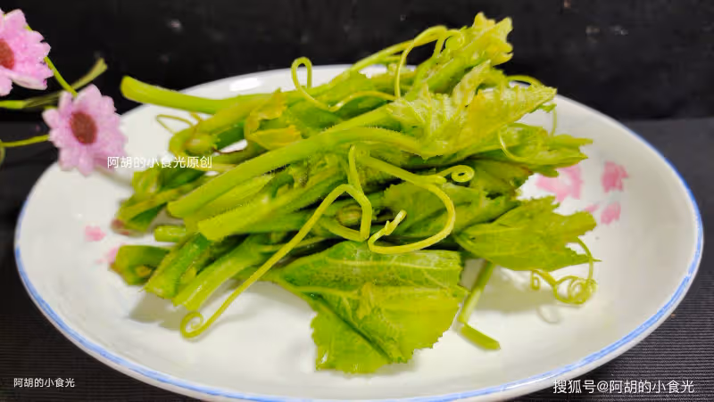 夏天遇到這菜別手軟，全身是寶！先摘一把嫩葉拌一拌，一口脆嫩、滿口清爽鮮