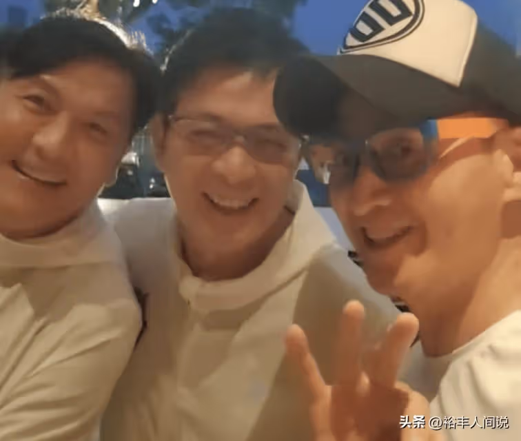 三位展昭扮演者夜遊汕頭!何家勁稱呼惹爭議,黃日華緊攬關禮傑
