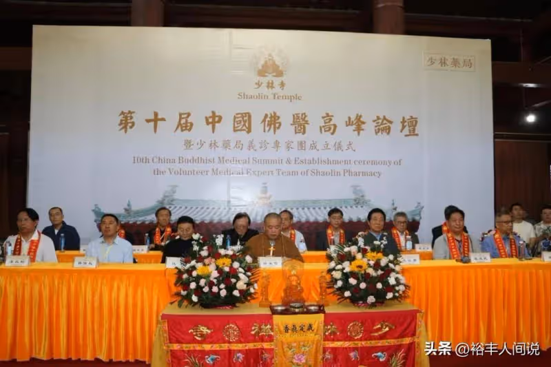 霍啟剛三叔現身少林寺!弓腰駝背狀態差過霍震霆,合照被指地位差