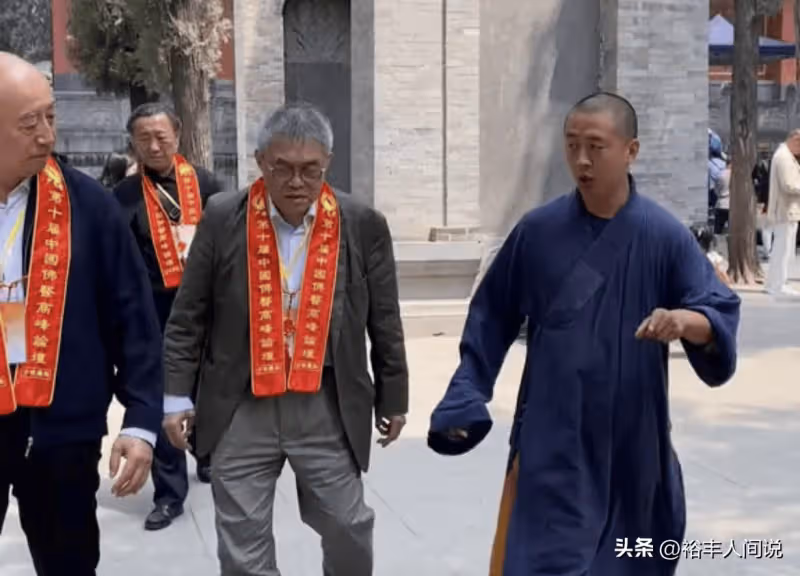 霍啟剛三叔現身少林寺!弓腰駝背狀態差過霍震霆,合照被指地位差