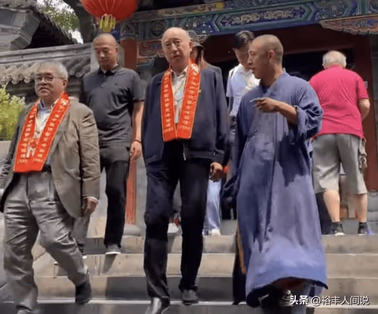 霍啟剛三叔現身少林寺!弓腰駝背狀態差過霍震霆,合照被指地位差