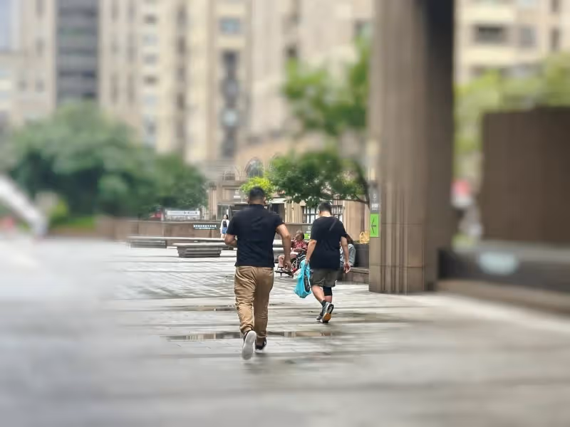 男星為養家轉當房仲　上街派報身影曝光！網讚：很有勇氣