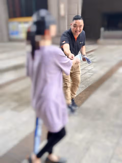 男星為養家轉當房仲　上街派報身影曝光！網讚：很有勇氣