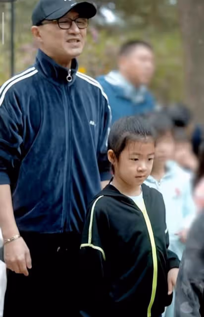 章子怡六一曬與兒女合照，醒醒長成翻版汪峰，弟弟軟萌可愛超帥氣
