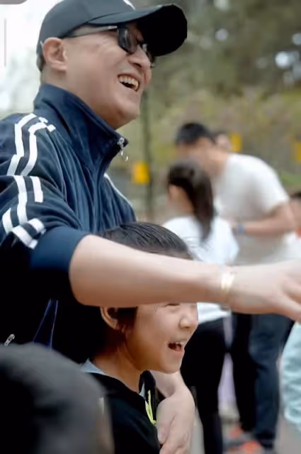 章子怡六一曬與兒女合照，醒醒長成翻版汪峰，弟弟軟萌可愛超帥氣