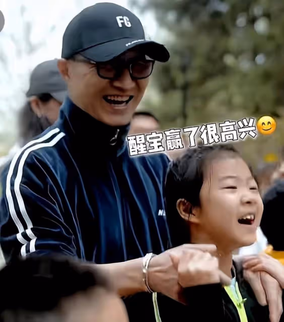 章子怡六一曬與兒女合照，醒醒長成翻版汪峰，弟弟軟萌可愛超帥氣