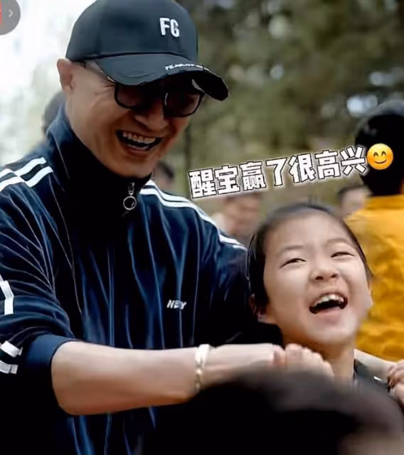 章子怡六一曬與兒女合照，醒醒長成翻版汪峰，弟弟軟萌可愛超帥氣