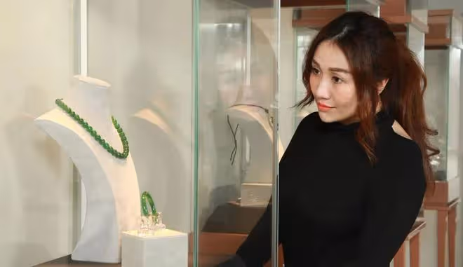 已故賭王千金升級當媽不忘進修,近照曝光五官變深遂,網友直言認不出