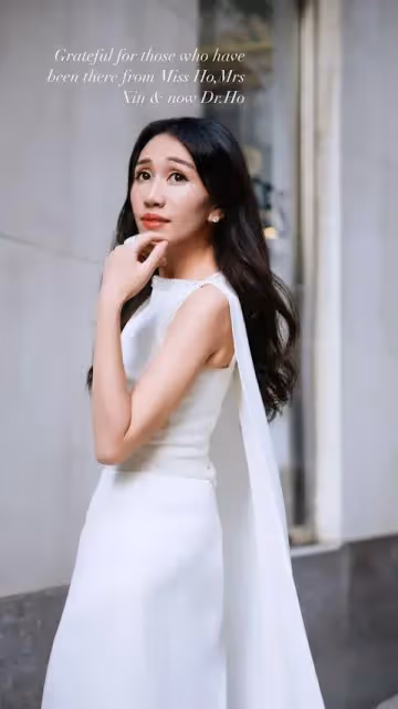 已故賭王千金升級當媽不忘進修,近照曝光五官變深遂,網友直言認不出