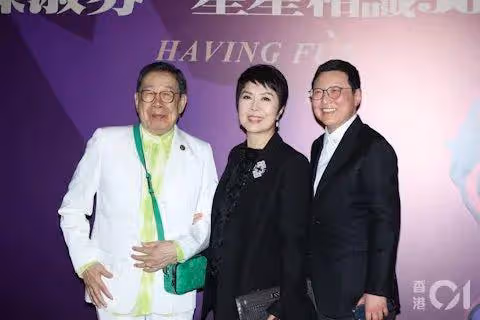 66歲女星近照曝光!帶同性密友出席聚會,兩人相戀15年不理世俗眼光