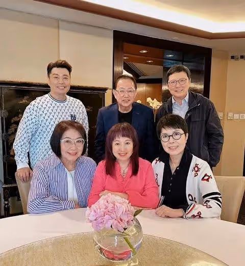 66歲女星近照曝光!帶同性密友出席聚會,兩人相戀15年不理世俗眼光