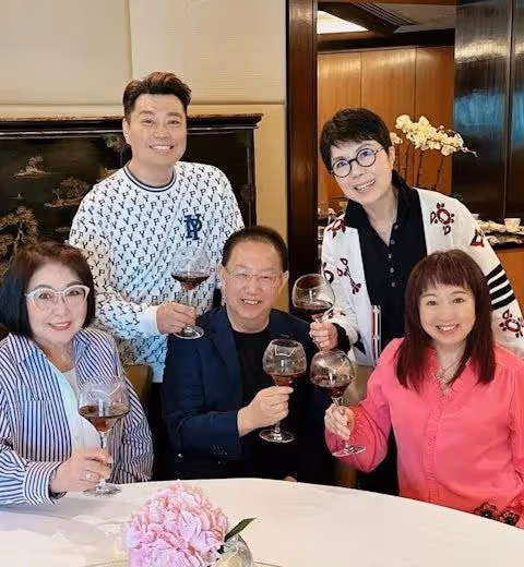 66歲女星近照曝光!帶同性密友出席聚會,兩人相戀15年不理世俗眼光
