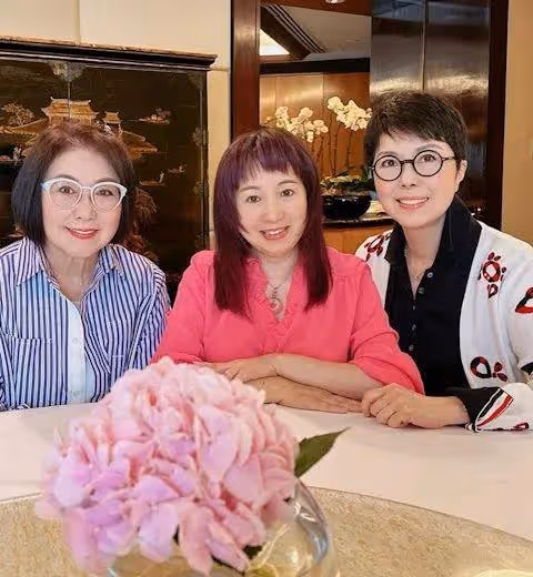 66歲女星近照曝光!帶同性密友出席聚會,兩人相戀15年不理世俗眼光