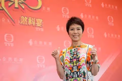 66歲女星近照曝光!帶同性密友出席聚會,兩人相戀15年不理世俗眼光