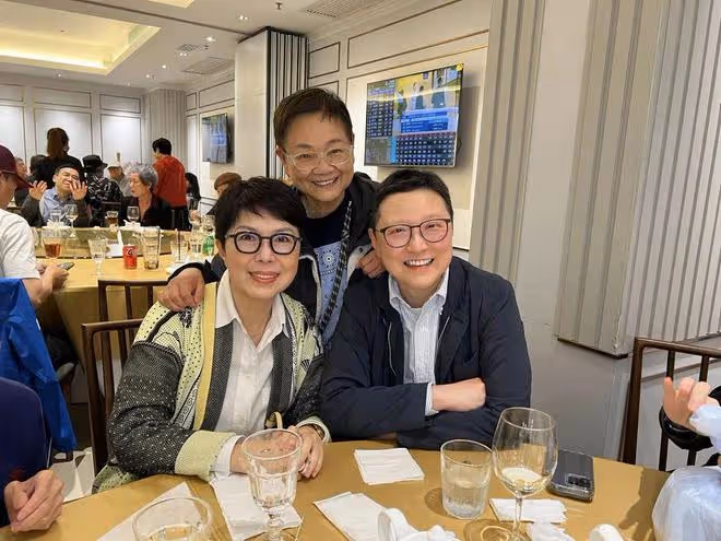 66歲女星近照曝光!帶同性密友出席聚會,兩人相戀15年不理世俗眼光