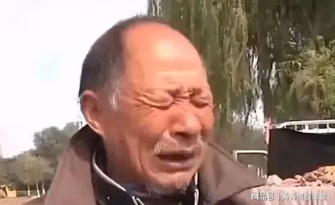 父親去世那年春季,我們一家沒錢過年,那晚下雪天我家傳來敲門聲