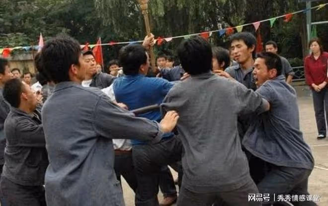 父親去世那年春季,我們一家沒錢過年,那晚下雪天我家傳來敲門聲