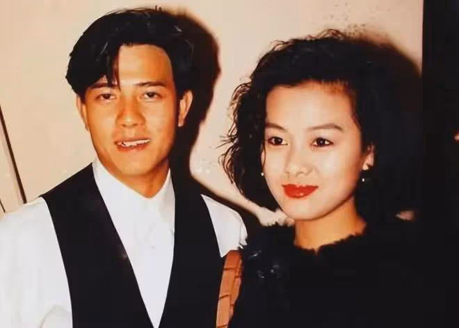 她是郭富城高調公開的初戀,氣質絕佳,神似關之琳,59歲風韻猶存