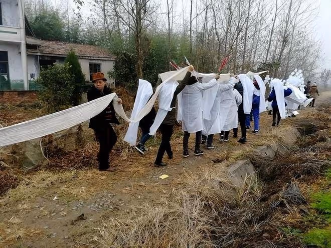 19年女子上午自盡下午被埋,母親得知後馬上報警:趕緊刨墳抓兇手