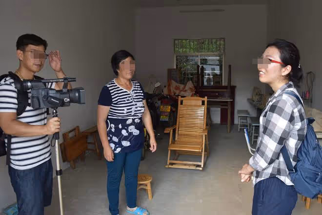 回顧:男子患怪病,被鎖籠子裡喂養,父親在他面前去世也無動於衷