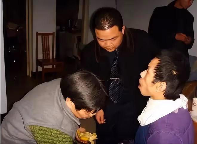 回顧:男子患怪病,被鎖籠子裡喂養,父親在他面前去世也無動於衷