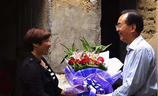 1993年,女會計拿出30元給乞丐做路費,乞丐20年後拿百萬支票報恩