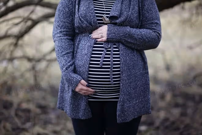 回顧女子為前途拋棄女兒，38年後上電視尋親，女兒的選擇讓人淚目