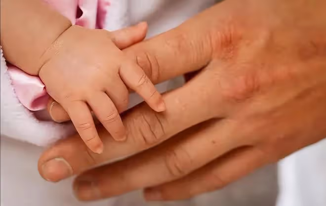 回顧女子為前途拋棄女兒,38年後上電視尋親,女兒的選擇讓人淚目