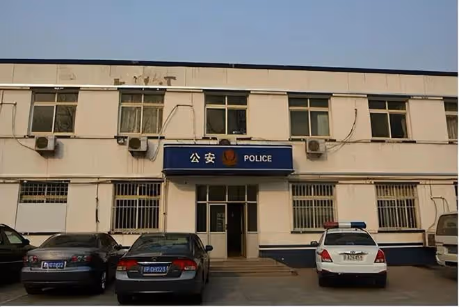 回顧女子為前途拋棄女兒,38年後上電視尋親,女兒的選擇讓人淚目
